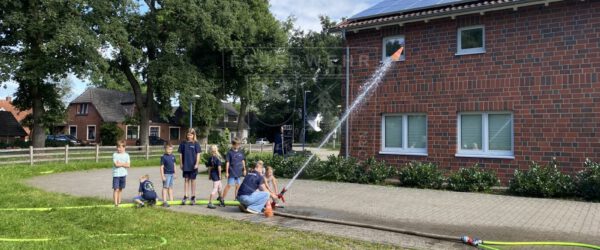 Kinderfeuerwehr im Einsatz: Spaß, Wasser und Wissen
