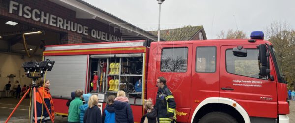 Löschdinos entdecken das „Ausleuchten einer Einsatzstelle“