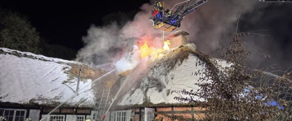 Brennendes Reetdachhaus