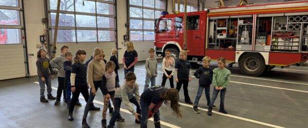 Löschdinos lernen Fahrzeuge, Geräte und Feuerwehrknoten kennen