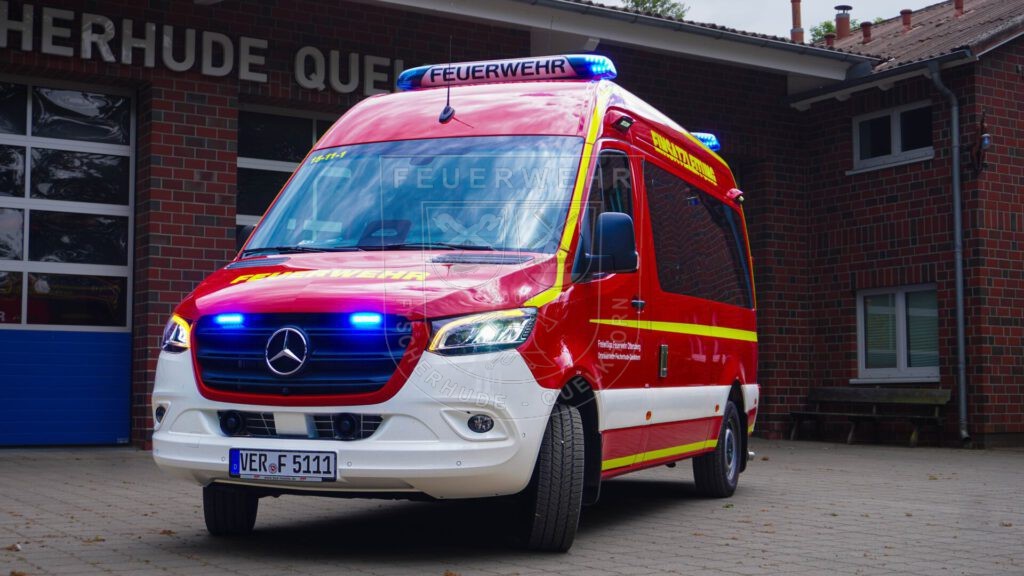 Einsatzleitwagen 15-11-1 der Ortsfeuerwehr Fischerhude Quelkhorn mit aktiviertem Blaulicht vor der Fahrzeughalle der OFFQ