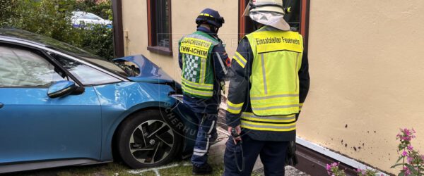 PKW prallt in Hauswand